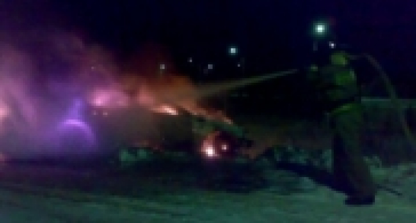 «Кадилак» стоимостью в 1 млн рублей врезался в столб и загорелся в Ангарском районе