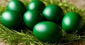 "Изумрудные" яйца на Пасху: красивый цвет яйцам придадут 2 травы — давно забытый метод