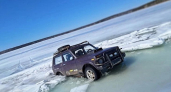 В Иркутской области пенсионер провалился на машине в трещину на льду