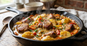 "Жаркое, как у бабушки" — сочное мясо и нежный картофель без лишних хлопот: домашние просят добавку