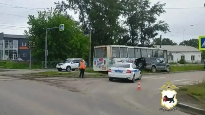 В Усолье-Сибирском внедорожник протаранил трамвай с пассажирами